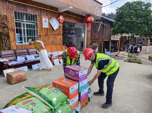 中交路建贵都扩容项目冲锋防汛一线，物资驰援麻江暖民心