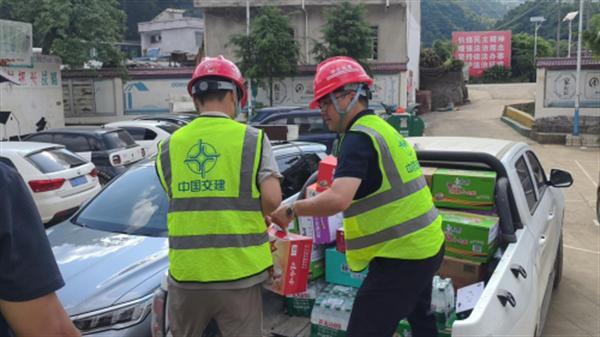 中交路建贵都扩容项目冲锋防汛一线，物资驰援麻江暖民心