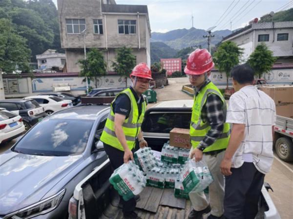 中交路建贵都扩容项目冲锋防汛一线，物资驰援麻江暖民心