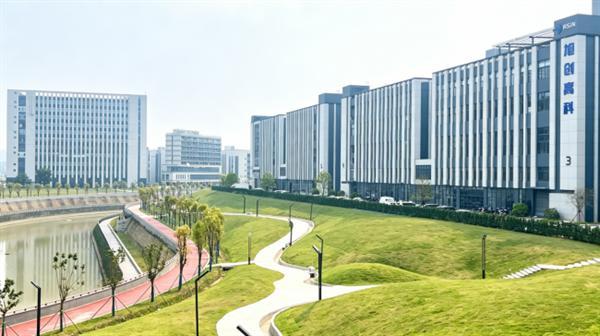 生产、生活、生态何以在此“共生”？——探访广州（中新）中交智造科创云廊的绿色实践