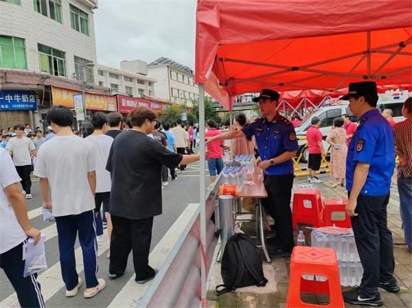 护航高考—— 你提笔逐梦，我全力守护