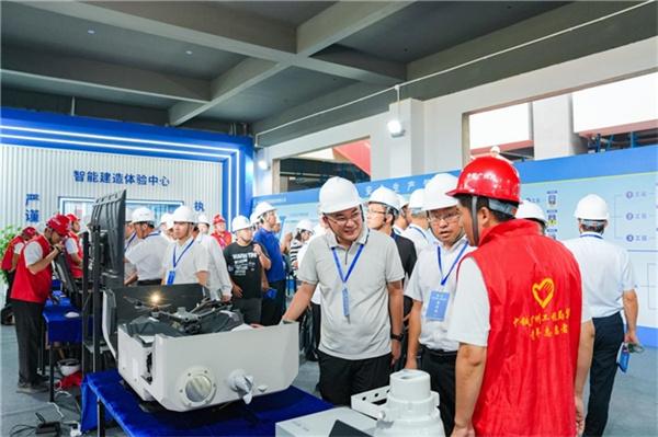 5G“云脑”调度百米塔吊 AI“哨兵”值守智慧工地