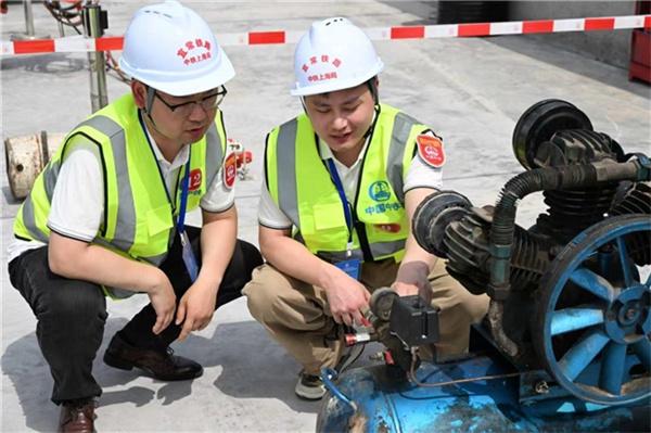 职工群众安全生产监督员技能大赛在宜常铁路项目现场开办