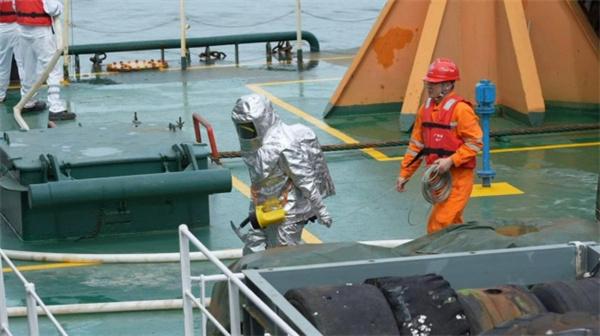 防城港2026年水上交通综合应急演练在世界最大抓斗挖泥船“金广”轮举行