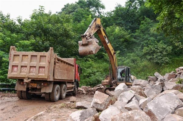 中交一公局三公司重庆G348项目紧急支援江津区边坡垮塌应急抢险维护作业