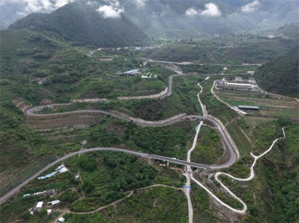 中交匠心筑绿路 —中交广州航道局汉源九安公路项目入选全国首批2026美丽交通建设实践案例