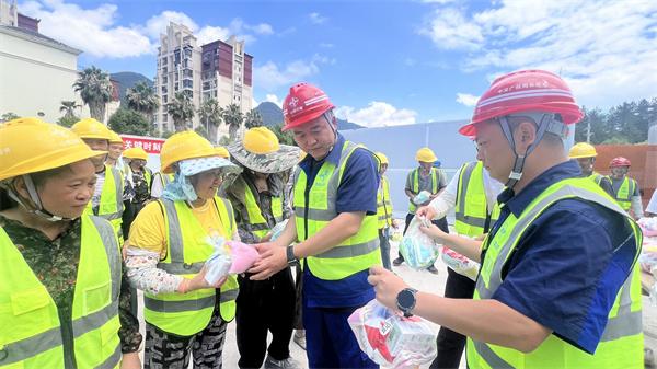 方寸驿站纾酷暑 党建关怀暖匠心--黔江保障房二期项目开展“送清凉到一线”活动
