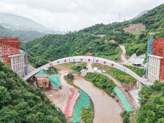 滇中引水工程楚雄段最大跨度倒虹吸拱桥合龙