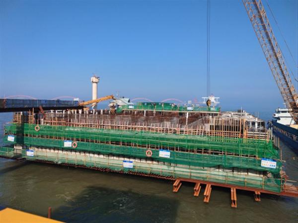 唐山港曹妃甸港区矿石码头三期扩建工程MD17墩台混凝土浇注顺利完成
