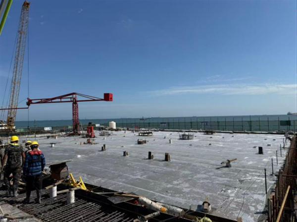唐山港曹妃甸港区矿石码头三期扩建工程MD17墩台混凝土浇注顺利完成