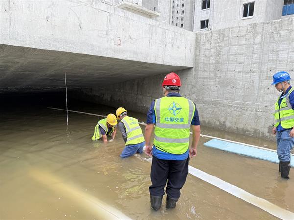 汛期担当获赞誉 锦旗致谢守护者｜中交路建沈阳沈李线北-1号地块项目顺利完成汛期抢险清淤工作