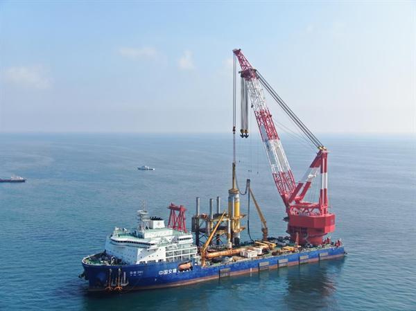 中交三航局湛江徐闻东二海上风电项目完成首桩沉桩