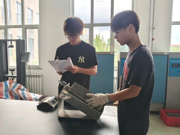 科教融汇赋能技术攻关新实践 东营职业学院学子深耕大跨度补偿收缩自密实混凝土技术