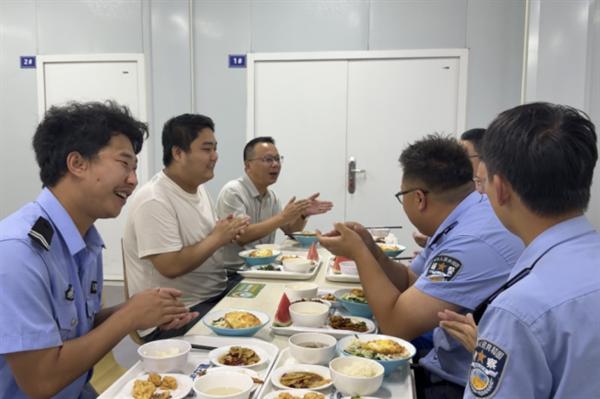 风雨防台有温度 孤岛的别样生日会