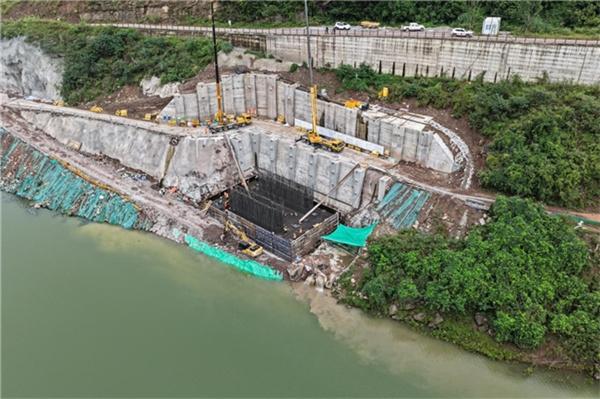 宜涪高铁站前4标丰都龙河特大桥6号主墩承台顺利浇筑完成