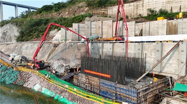 宜涪高铁站前4标丰都龙河特大桥6号主墩承台顺利浇筑完成