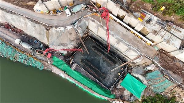 宜涪高铁站前4标丰都龙河特大桥6号主墩承台顺利浇筑完成