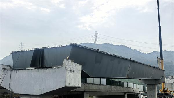温州瓯海片区配套道路工程项目首跨钢箱梁顺利架设完成