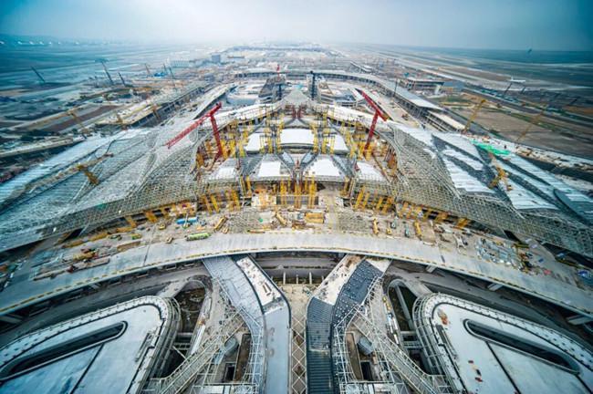 智造浦东机场T3“钢铁之翼” ——上海建工借数智化技术实现6千吨钢屋盖16米精准提升
